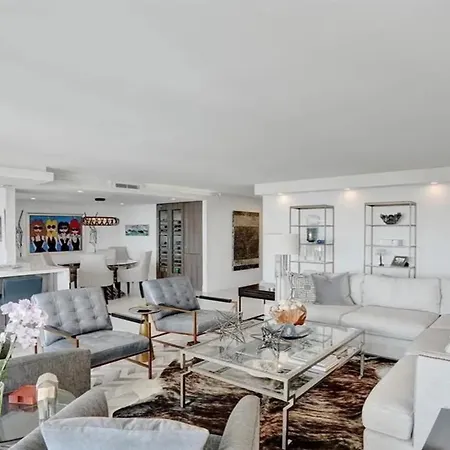 Amazing Two Bedrooms Apartment With Skyline Views
